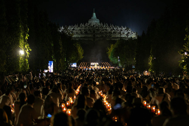 Sebanyak 3.500 lampion diterbangkan ke udara pada puncak peringatan Waisak 2567 BE tahun 2023. Prosesi ini menjadi acara pamungkas