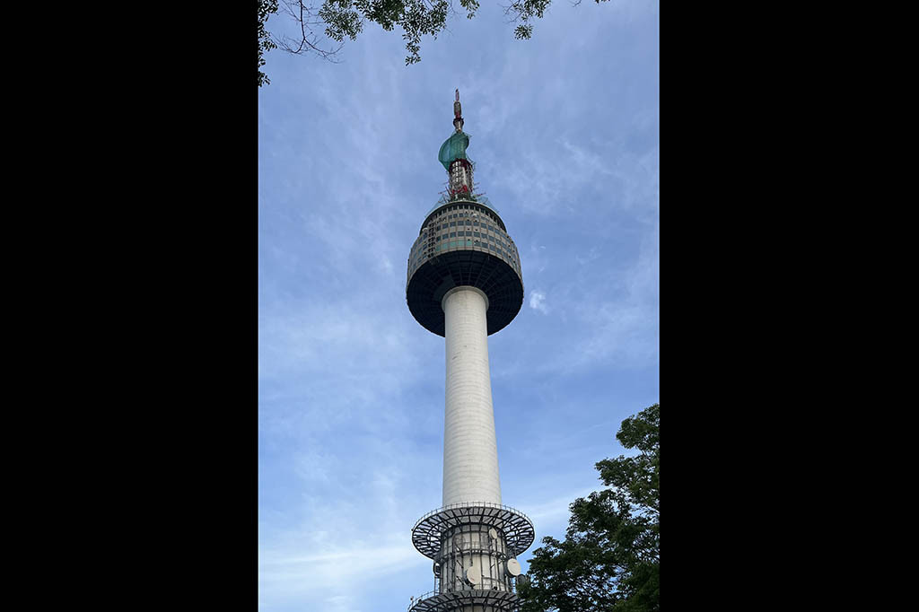 Namsan Tower merupakan menara yang berdiri di atas Gunung Namsan, Seoul, Korea Selatan. Bangunan ini juga dikenal dengan nama N Seoul Tower.
