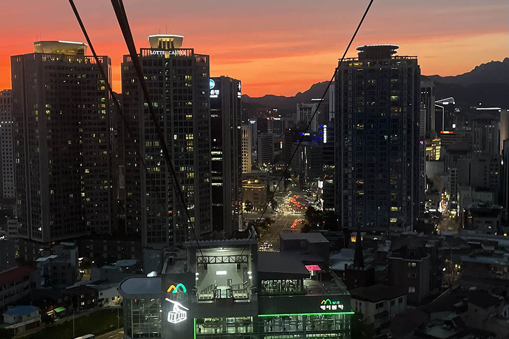 Korea Selatan selalu jadi destinasi liburan favorit kebanyakan orang. Jika Sobat berkesempatan ke negara ini, jangan lupa nikmati sunset dari Namsan Tower dan berburu jajanan khas Korea di Myeongdong saat malam hari.