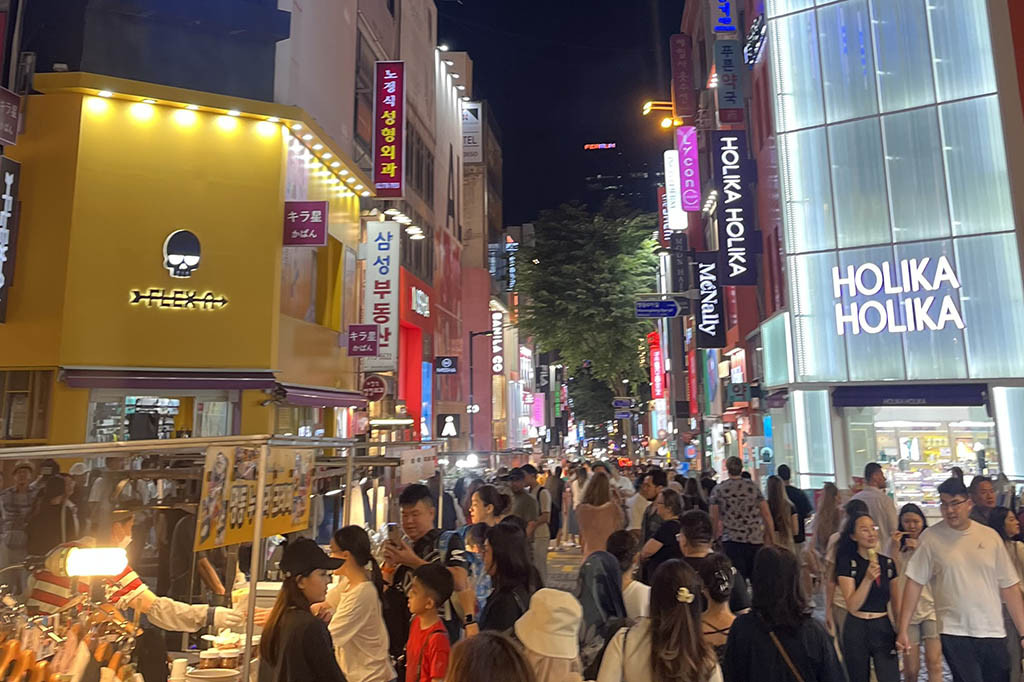 Tidak lupa juga sobat Medcom.id untuk coba berkunjung ke area Myeongdong. Semakin malam, area Myeongdong akan semakin ramai oleh para wisatawan dan penduduk lokal yang berkunjung.