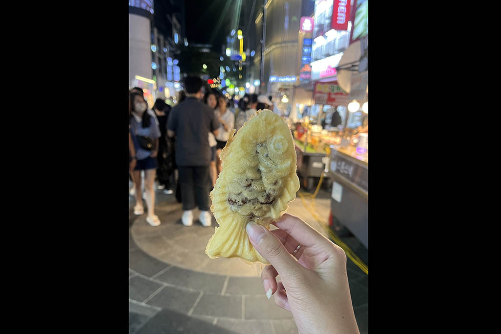 Di kawasan ini terdapat banyak jajanan khas Korea. Salah satunya Bungeo-ppang, yakni kue berbentuk ikan mas yang berisi kacang merah.