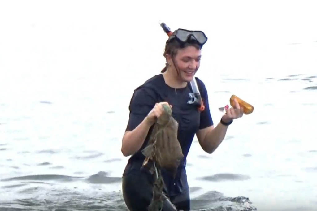 Puluhan warga negara asing membersihan sampah di pantai bahari, kabupaten polewali mandar, Sulawesi barat, pada Senin, 5 Juni 2023 pagi. Aksi bule ini memungut sampah yang berserakan di pinggir pantai, sementara sampah yang ada dibawah laut Bule ini harus menyelam kebawah dasar laut untuk mencari sampah.