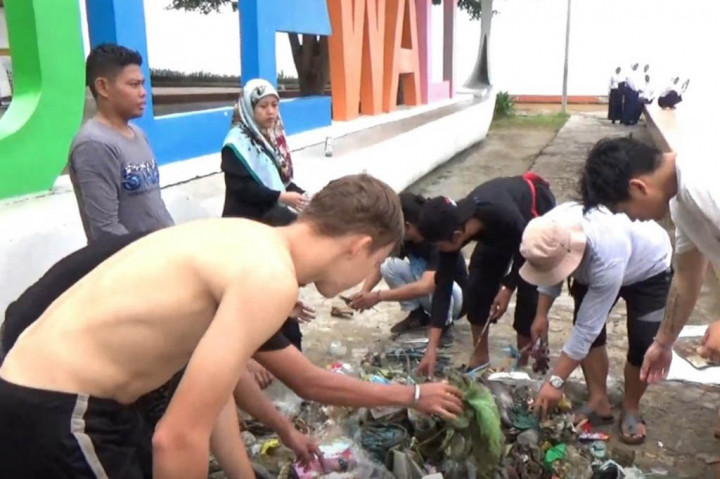 Sampah yang dipungut ini lalu dikumpulkan lalu dimasukkan kedalam karung dan selanjutnya dipilah lalu dipisahkan sesuai jenisnya. Sampah-sampah yang berhasil dikumpulkan ini terdiri dari sampah plastik dan sampah non organik. Untuk sampah jenis plastik yang umumnya merupakan botol bekas air mineral di kumpukan lalu akan di bawa ke bank sampah untuk didaur ulang dan menajdai nilai ekonomis.
