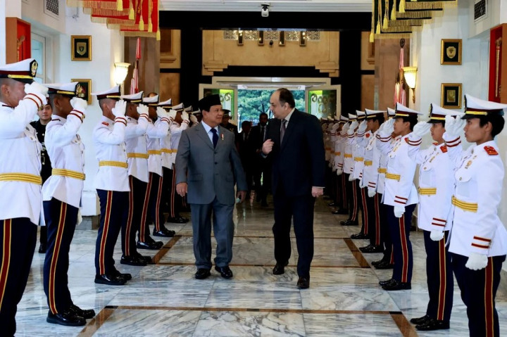 Sehari setelah menghadiri IISS Shangri-La Dialogue 2023 di Singapura, Menteri Pertahanan Prabowo Subianto langsung menerima kunjungan kehormatan Wakil Perdana Menteri sekaligus Menteri Negara Urusan Pertahanan HE. Dr. Khalid bin Muhammad Al-Attiyah di Kemhan, Jakarta, Minggu, 4 Juni 2023. 