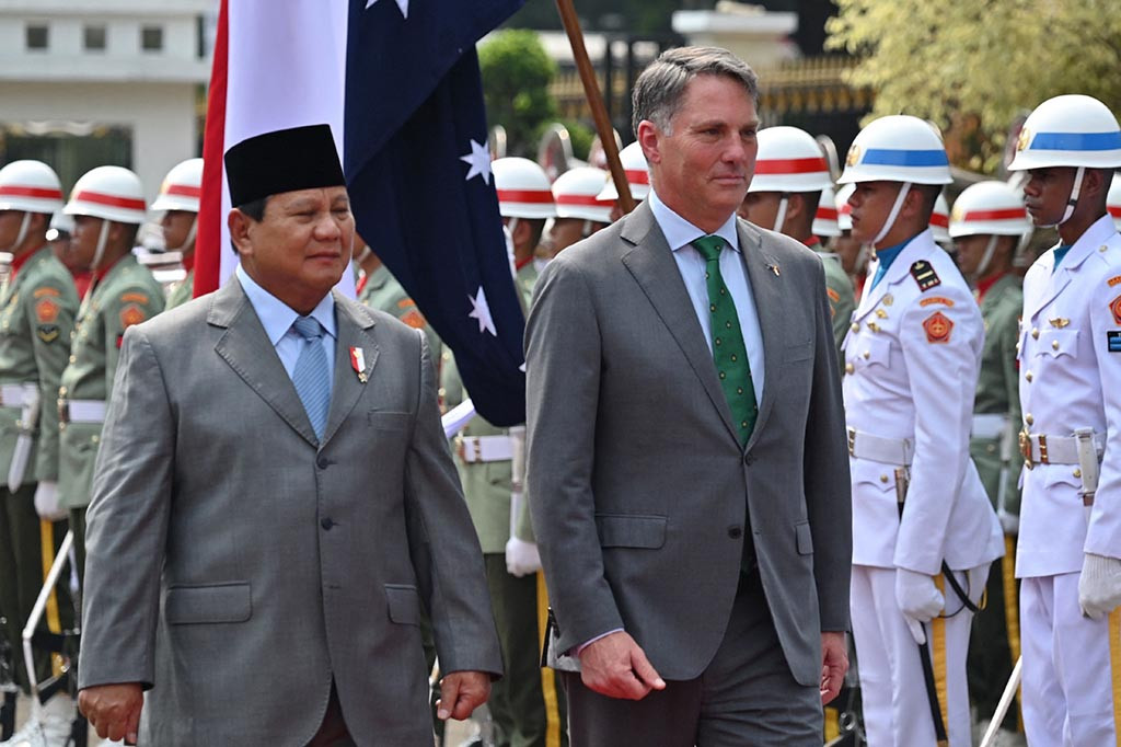 Selepas menyimak lagu kebangsaan masing-masing negara, Menhan RI Prabowo kemudian mengajak Wakil PM sekaligus Menhan Australia Marles melakukan peninjauan pasukan sebelum meletakkan karangan bunga di Tugu Api Semangat Indonesia Merdeka Tidak Pernah Padam.