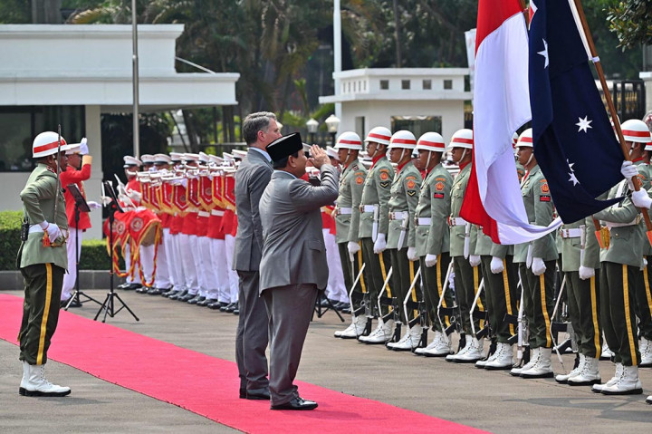 Wakil PM sekaligus Menhan Australia bersama delegasinya tiba sekira pukul 11.59 WIB dan disambut langsung oleh Menhan RI Prabowo di Lapangan Bela Negara, Kementerian Pertahanan RI.