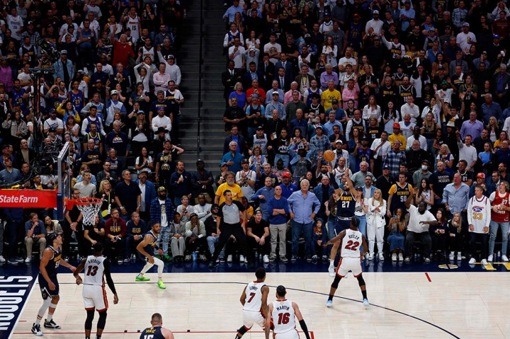 Pada game pertama, Heat kalah 104-93 dari Nuggets. Kegemilangan Nikola Jokic membuat mereka tidak bisa berbuat banyak.