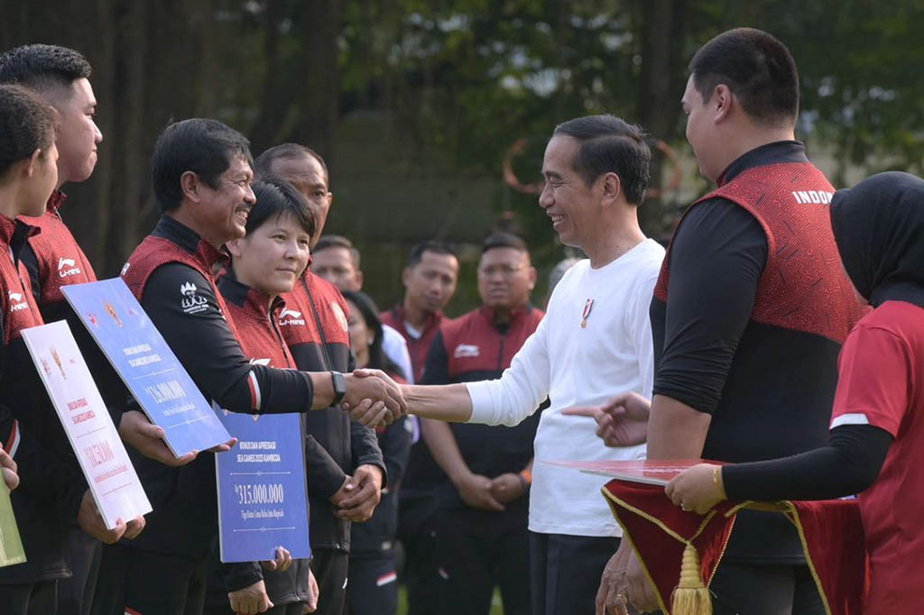 Presiden Joko Widodo menerima sekaligus memberikan bonus dan apresiasi kepada para atlet SEA Games ke-32 Kamboja, di halaman depan Istana Merdeka, Jakarta, Senin, 5 Juni 2023. 