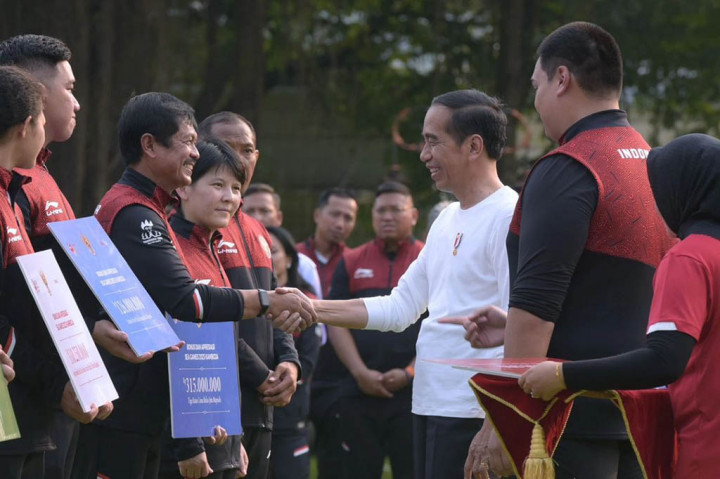 Presiden Joko Widodo menerima sekaligus memberikan bonus dan apresiasi kepada para atlet SEA Games ke-32 Kamboja, di halaman depan Istana Merdeka, Jakarta, Senin, 5 Juni 2023. 