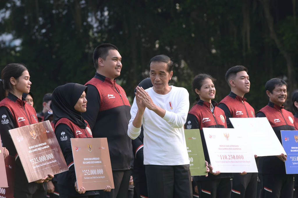 “Atas nama masyarakat, atas nama rakyat, atas nama bangsa, atas nama negara saya menyampaikan ucapan terima kasih dan apresiasi yang sebesar-besarnya atas perjuangan Saudara-saudara semuanya, baik para peraih medali, para atlet, para pelatih, asisten pelatih, para pendamping dan semua yang telah bekerja keras untuk mencapai itu,” ujar Presiden.