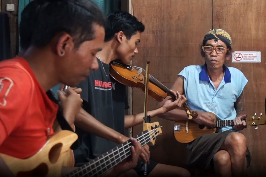 Berbeda dengan generasi muda umumnya, para pemuda asal Perbukitan Menoreh, Kulon Progo, Daerah Istimewa Yogyakarta ini suka dan piawai memainkan instrumen aliran musik keroncong.