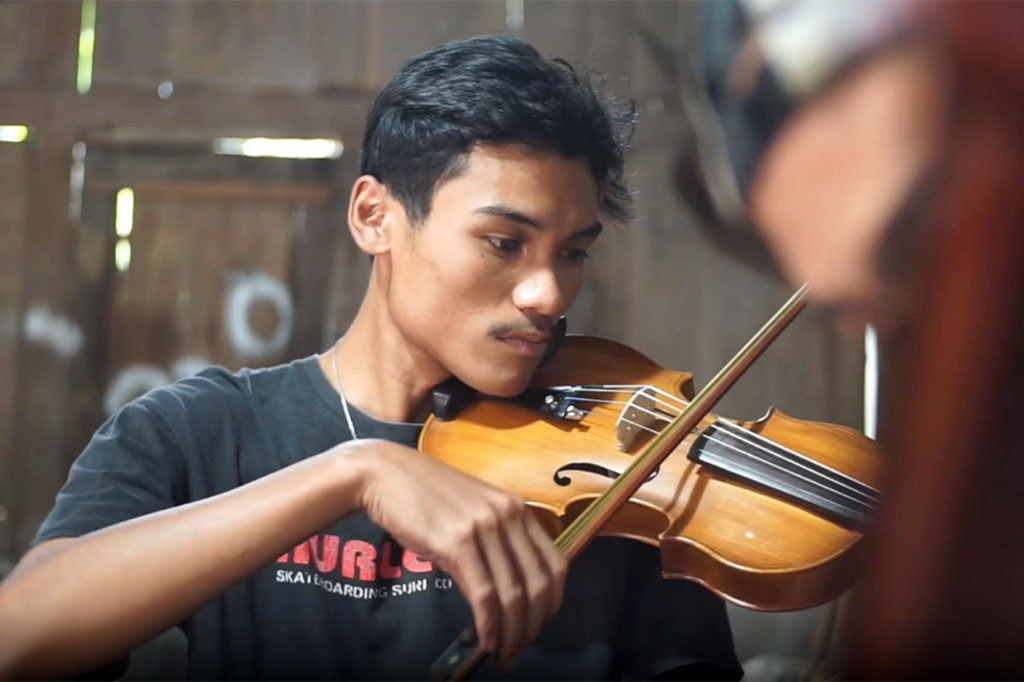 Bahkan tak hanya piawai memainkan alat musiknya, mereka juga mahir membuat berbagai alat musik klasik yang biasa menjadi instrumen musik keroncong.