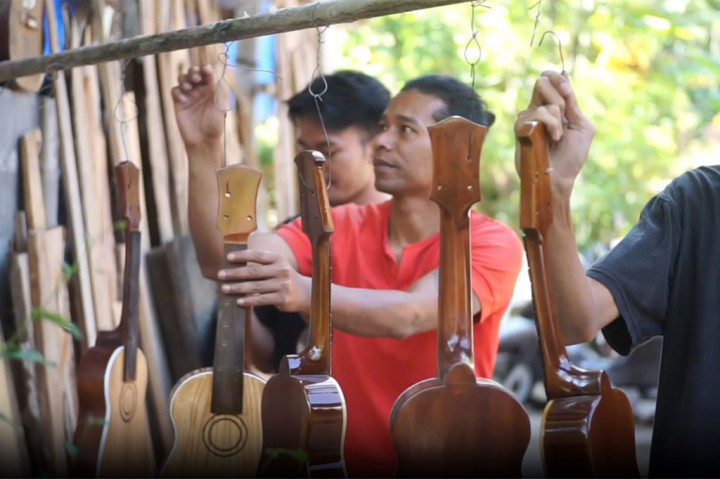 Hanya kayu-kayu tertentu seperti mahoni dan sungkai yang bisa diolah menjadi alat musik. Beruntung bagi Rio, karena kayu jenis itu banyak ditemukan di kawasan Perbukitan Menoreh, tempat di mana dia tinggal.