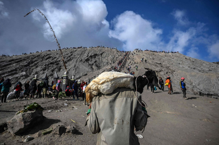Warga Suku Tengger berbondong-bondong menuju Pura Luhur Poten atau Sanggar Agung Poten yang berada di kaki Gunung Bromo dengan membawa hasil bumi dan melarung hasil buminya ke kawah Bromo pada puncak perayaan Yadnya Kasada 1945 Saka, Senin, 5 Juni 2023.