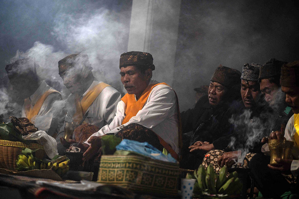 Upacara ritual Yadnya Kasada di Pura Luhur Poten dari empat daerah di kaki kawasan Gunung Bromo itu telah mengikuti berbagai macam rangkaian yang diawali dengan pembacaan kidung religi diiringi gamelan, menyucikan tempat persembahyangan, pembacaan kitab suci Weda, pembacaan sejarah Kasada serta perkawinan Rara Anteng dan Jaka Seger.