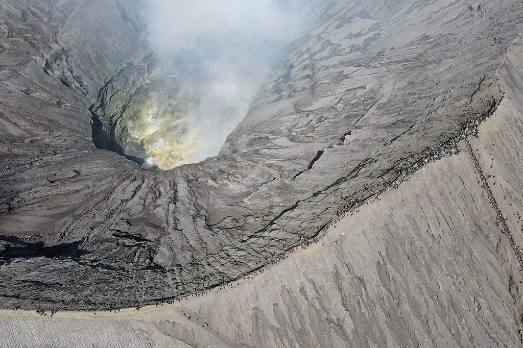 Larung sesaji yang sudah dilakukan sejak dahulu oleh para leluhur masyarakat Tengger berupa hasil pertanian dan hewan ternak sebagai wujud syukur karena Tuhan telah melimpahkan hasil bumi yang sudah dirasakan itu, serta merupakan penggenapan janji warga Tengger kepada Joko Seger dan Roro Anteng.