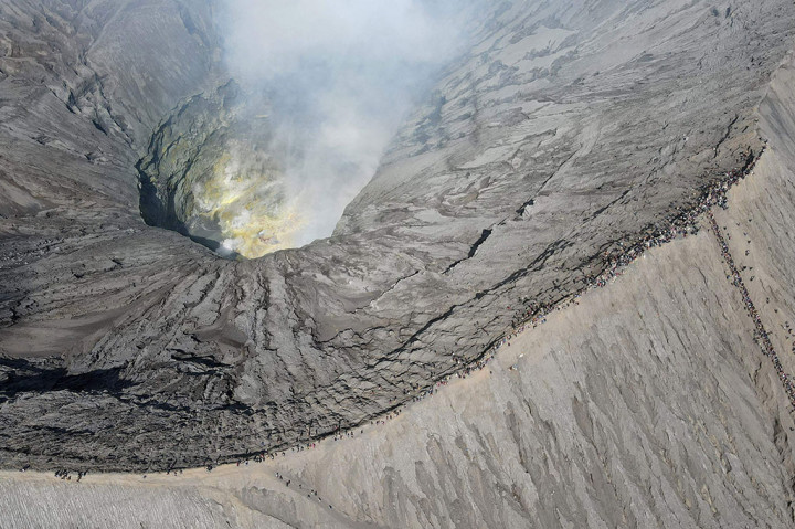 Larung sesaji yang sudah dilakukan sejak dahulu oleh para leluhur masyarakat Tengger berupa hasil pertanian dan hewan ternak sebagai wujud syukur karena Tuhan telah melimpahkan hasil bumi yang sudah dirasakan itu, serta merupakan penggenapan janji warga Tengger kepada Joko Seger dan Roro Anteng.