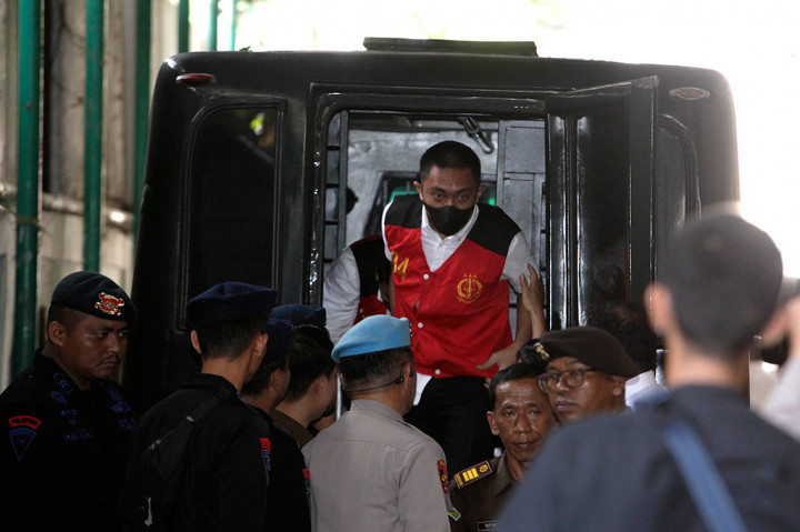 Terdakwa Mario Dandy Satriyo (depan) dan Shane Lukas dikawal ketat petugas saat turun dari mobil tahanan setibanya di Gedung Pengadilan Jakarta Selatan, Ampera, Jakarta, Selasa, 6 Juni 2023. 