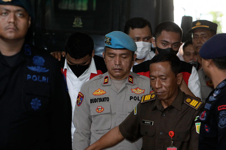 Terdakwa Mario Dandy (kanan) dan Shane Lukas dikawal ketat petugas setibanya di Gedung Pengadilan Jakarta Selatan, Ampera, Jakarta.