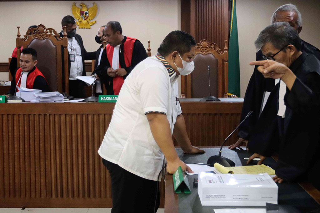 Terdakwa penyuap Gubernur Papua Lukas Enembe, Rijatono Lakka (baju putih) berbincang dengan penasihat hukum usai menjalani sidang tuntutan di Pengadilan Tindak Pidana Korupsi (Tipikor), Jakarta, Selasa, 6 Juni 2023.