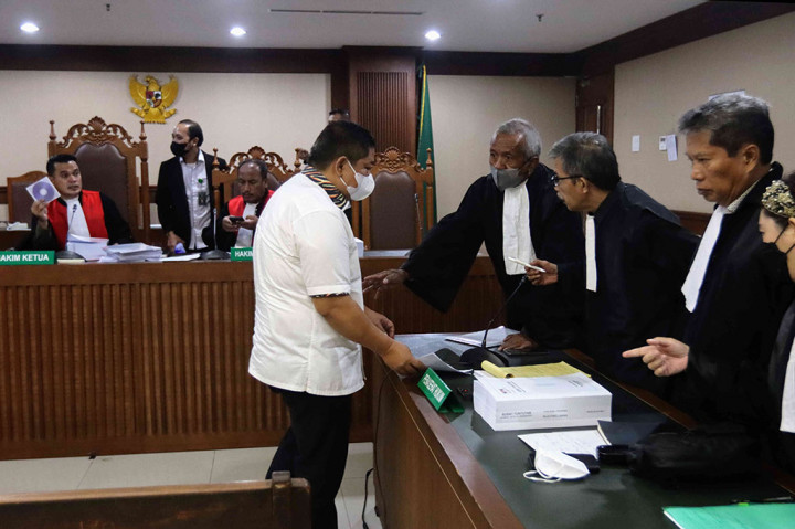 Jaksa Penuntut Umum (JPU) pada Komisi Pemberantasan Korupsi (KPK) menuntut Direktur PT Tabi Bangun Papua Rijatono Lakka agar dihukum lima tahun penjara dan denda sebesar Rp250 juta subsider enam bulan kurungan.