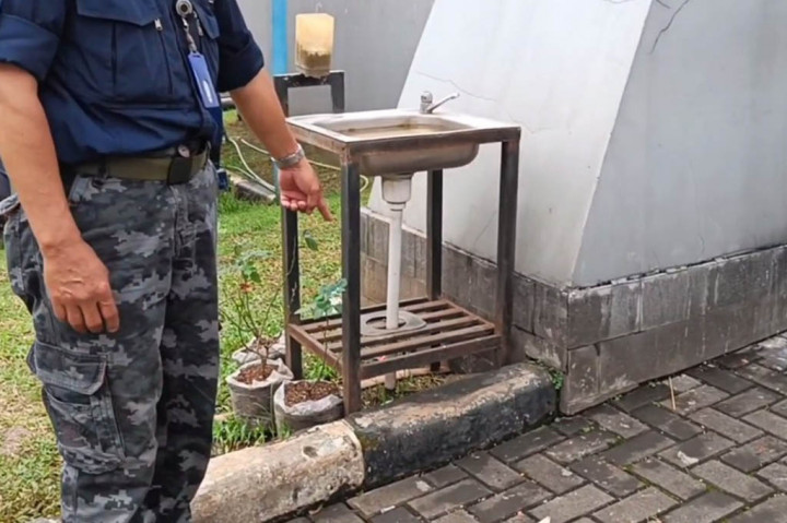 Dalam kondisi penuh dan berdesakan, balon gas yang tengah di bawa oleh anak TK tersebut meledak tersambar api milik pedagang.