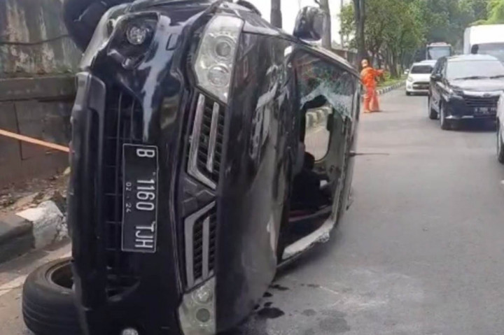 Hilang kendali setelah menghindari pemotor, sebuah mobil terguling setelah menabrak pohon di jalan Tb Simatupang, jagakarsa, jakarta selatan, Selasa, 6 Juni 2023. 