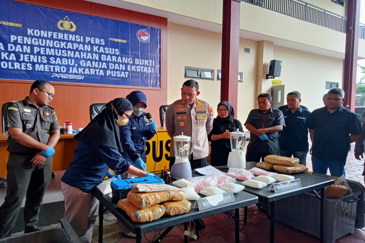 Sebanyak 4988 butir ekstasi dan 3.5 kilogram sabu berhasil diamankan Satnarkoba Polres Metro Jakarta Pusat. Barang haram tersebut diamankan dari enam tersangka berinisial RS, MA, MSP, RF, DMD, dan JN. 