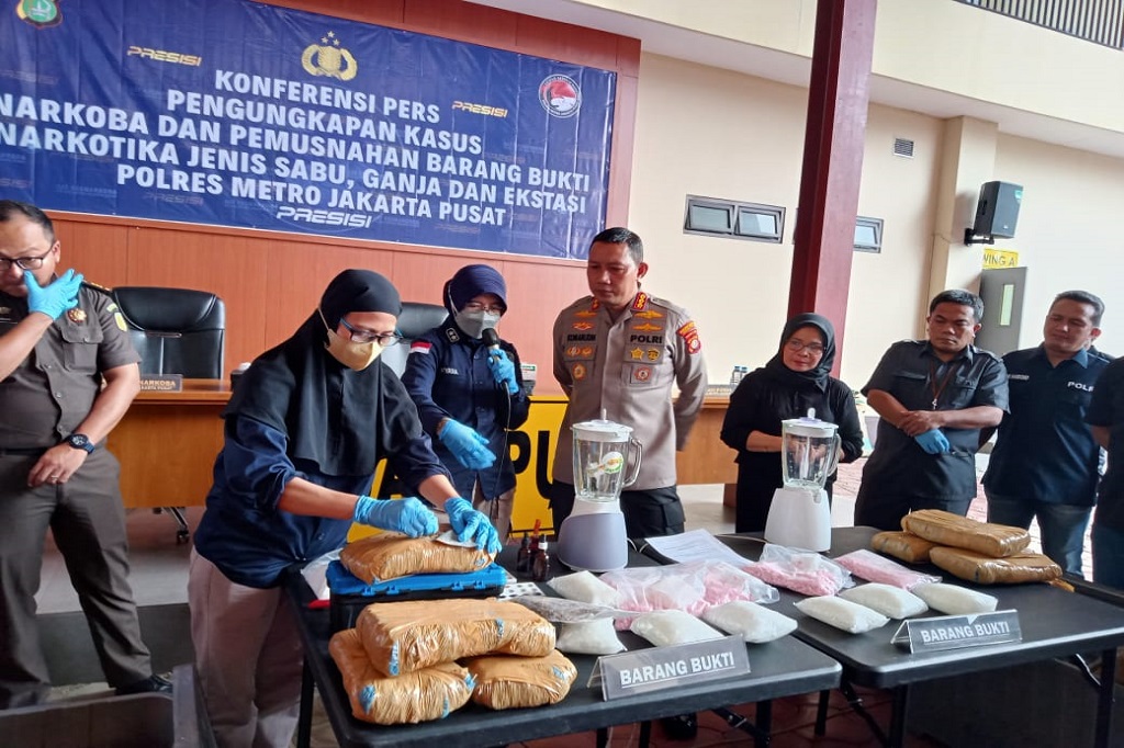 Guna mempertanggungjawabkan perbuatannya para pelaku dijerat pasal 114 ayat 2 Subsider Pasal 112 ayat 2 jo 132 ayat 1 UU RI Nomor 35 tahun 2009 dengan ancaman hukuman mati atau pidana seumur hidup. paling lama 20tahun penjara.