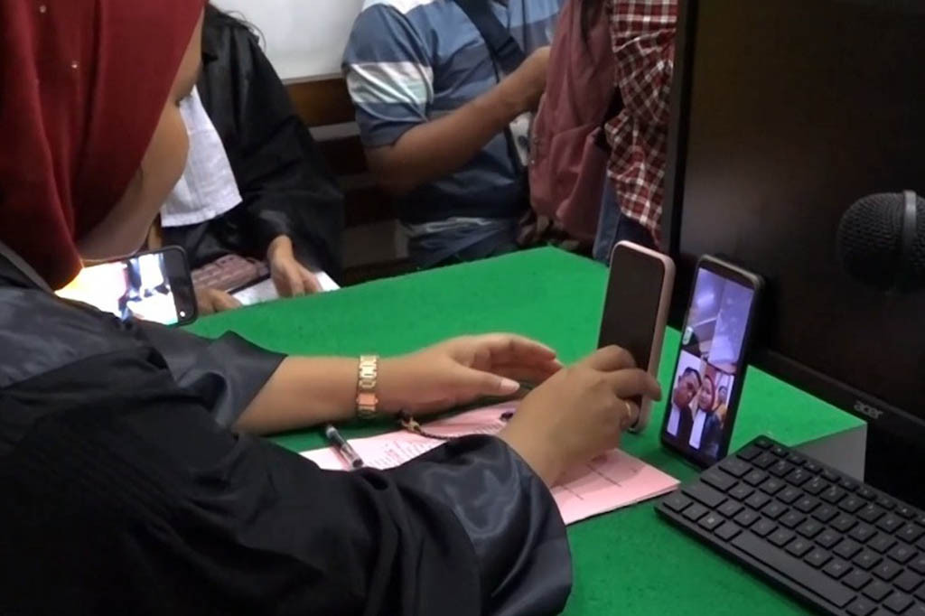 Dalam sidang beragendakan pembacaan putusan yang digelar secara daring, di pengadilan negeri medan, selasa sore tadi. majelis hakim yang diketuai oleh mohammad yusafrihardi girsang menyatakan perbuatan terdakwa terbukti melanggar pasal 114 ayat dua, juncto pasal 132 ayat satu undang undang nomor 35 tahun 2009 tentang narkotika.