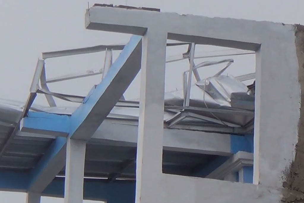 Bupati bandung bersama forkopimda meninjau ratusan rumah yang rusak akibat angin puting beliung di baleendah kabupaten bandung jawa barat, Selasa, 6 Juni 2023 sore.