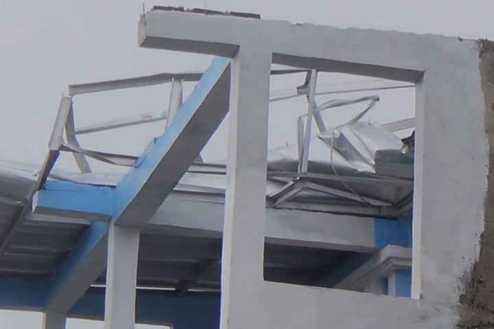 Bupati bandung bersama forkopimda meninjau ratusan rumah yang rusak akibat angin puting beliung di baleendah kabupaten bandung jawa barat, Selasa, 6 Juni 2023 sore.