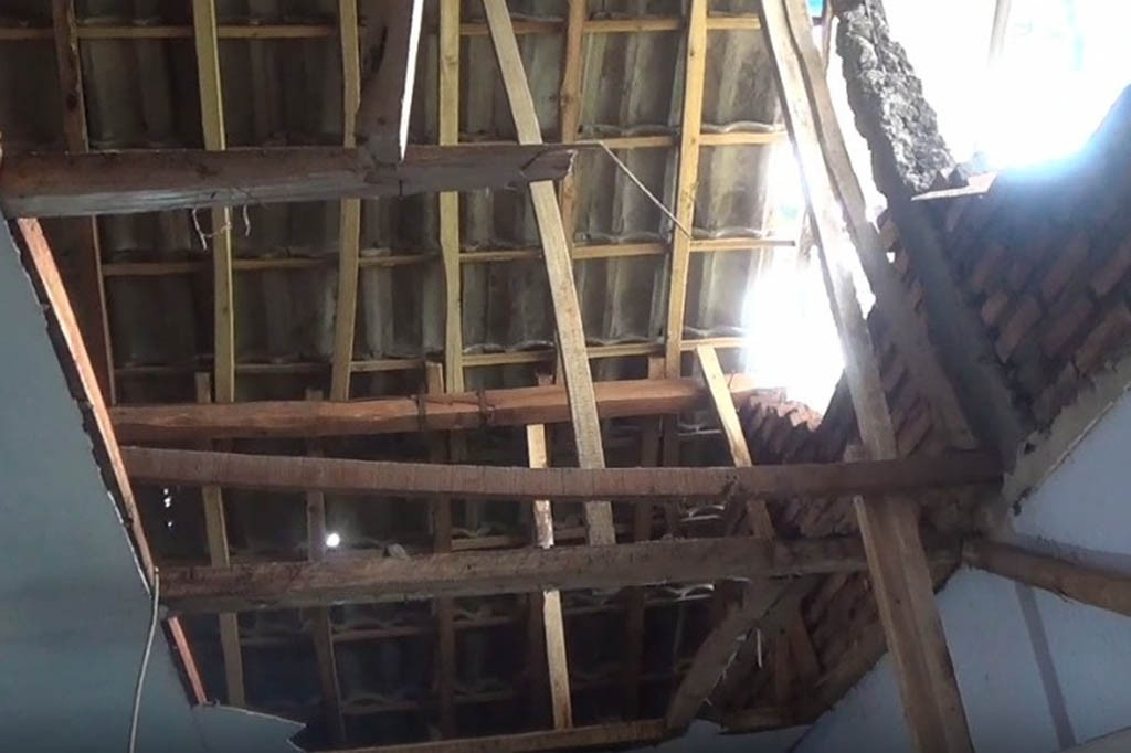 Setidaknya 152 rumah rusak parah akibat di terjang angin puting beliung dan juga hujan keras. Kebanyakan rumah rusak dibagian atapnya.