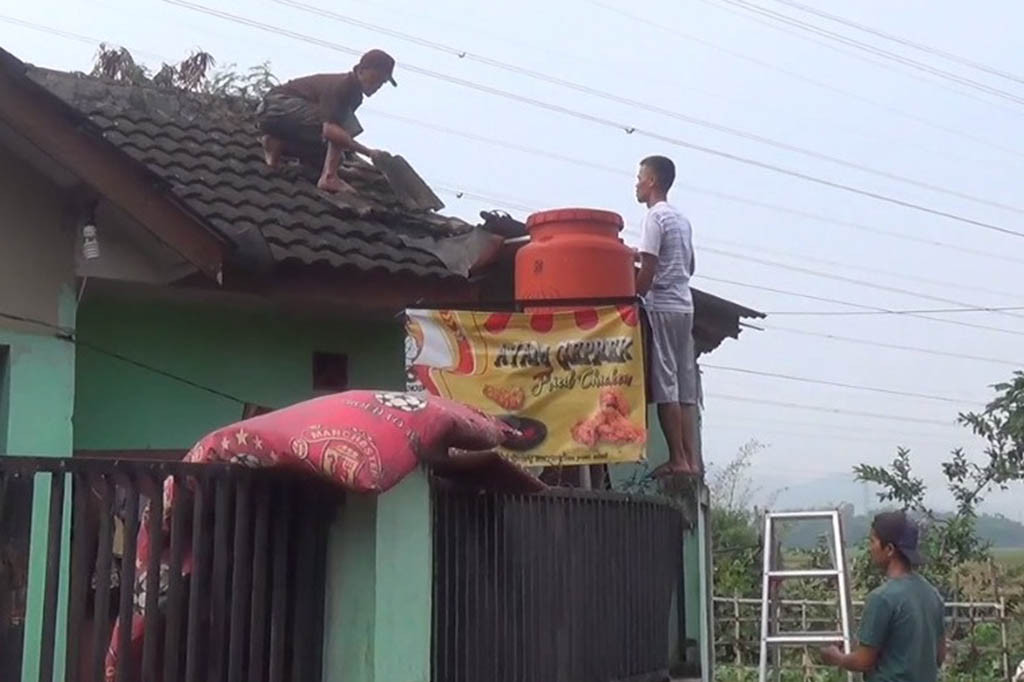 Jalan masuk ke pemukiman warha sempat tertutup oleh sejumlah pohon tumbang akibat dari angin puting beliung ini.