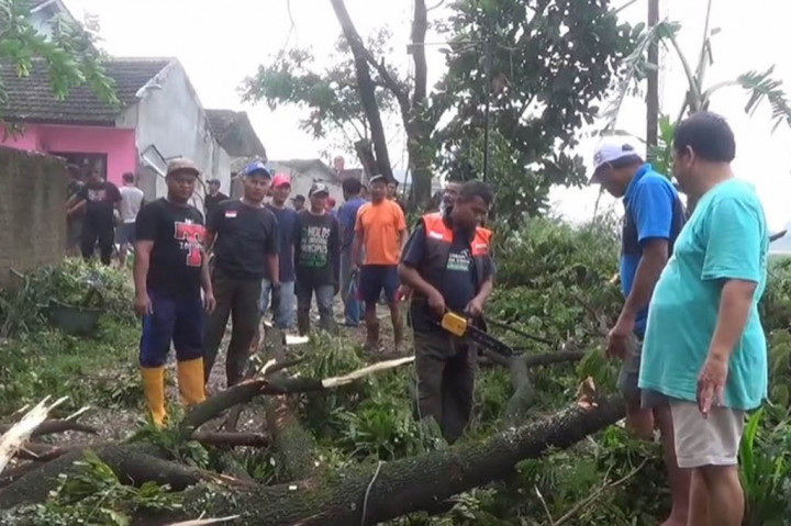 Selain bantuan uang tunai untuk perbaikan rumah, pemkab bandung juga memberikan bantuan sembako untuk korban angin puting beliung ini.