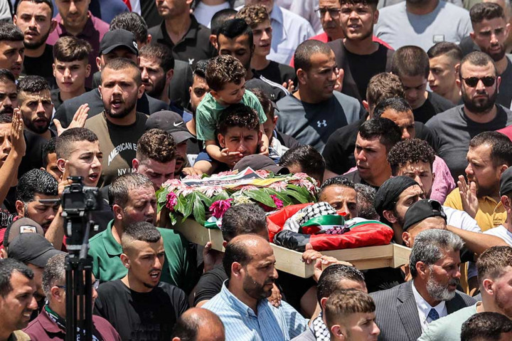 Namun, ayah anak itu membantah narasi Israel dan mengatakan tidak ada baku tembak di daerah itu. Sang ayah justru menuduh pasukan Israel menembaki mobilnya secara langsung.