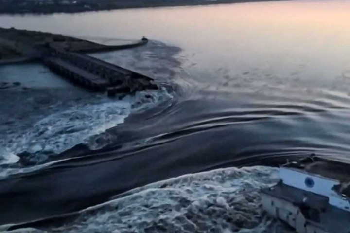 Bendungan pembangkit listrik tenaga air Kakhovka yang hancur di Nova Kakhovka, Kherson, kemarin. Militer Ukraina menuduh pasukan Rusia meledakkan bendungan besar tersebut. Sebaliknya, pejabat yang ditempatkan di bagian wilayah Kherson yang dikuasai Rusia, menyalahkan bendungan itu hancur akibat penembakan oleh Ukraina.