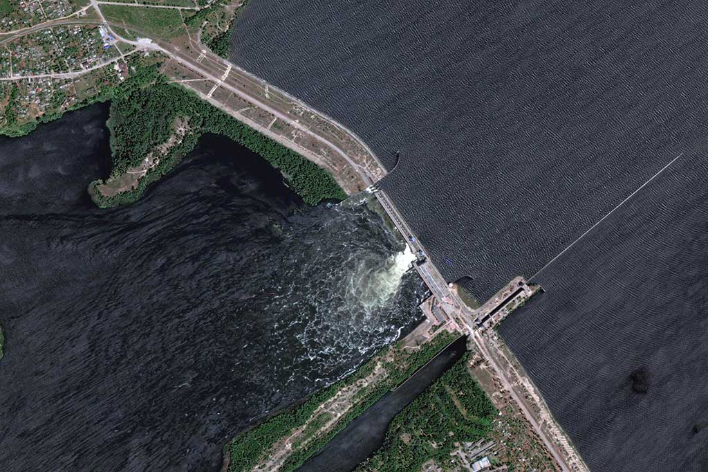 Bendungan setinggi 30 meter dan panjang 3,2 kilometer itu dibangun pada era Uni Soviet tahun 1956 di Sungai Dnieper sebagai bagian dari Pembangkit Listrik Tenaga Air Kakhovka. Bendungan itu juga memiliki waduk seluas 18 kilometer kubik.