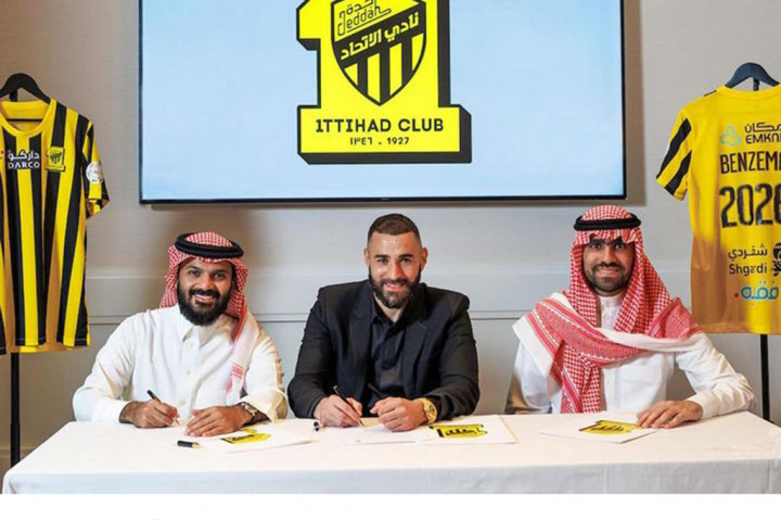  Pemenang Ballon d'Or Real Madrid Karim Benzema akan bergabung dengan Cristiano Ronaldo di Liga Arab Saudi, setelah menandatangani kontrak tiga tahun bersama Al-Ittihad, Selasa, 6 Juni 2023.
