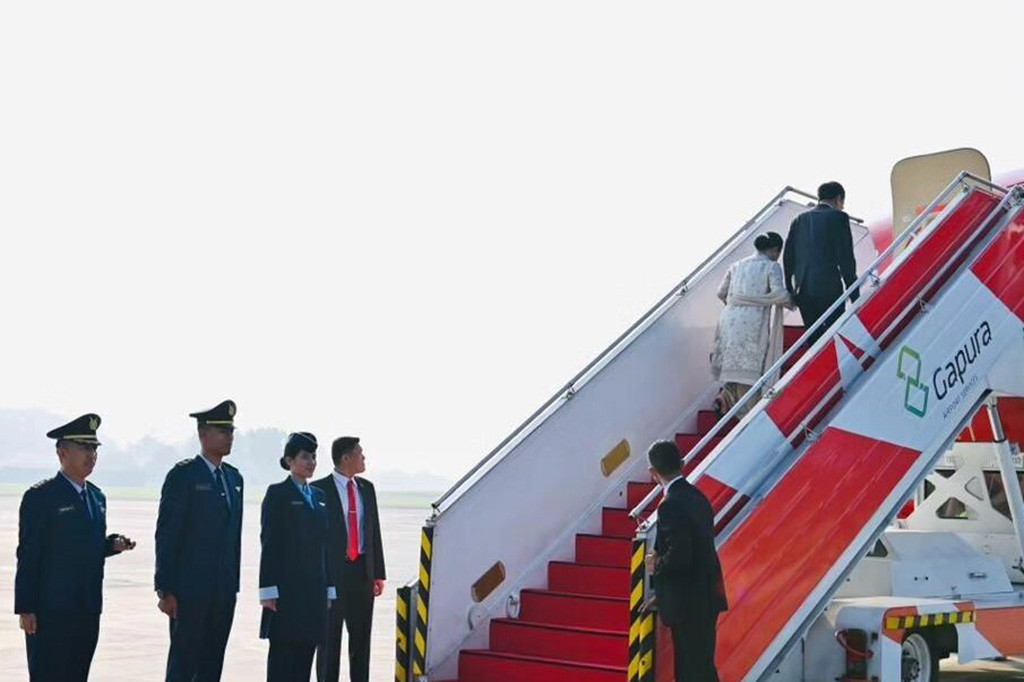 “Kunjungan saya ke Malaysia akan kita gunakan untuk menyelesaikan beberapa perundingan-perundingan penting yang sudah berjalan bertahun-tahun dan tidak selesai, yaitu isu mengenai perbatasan dan isu mengenai perlindungan PMI Indonesia, dan tentunya hal-hal lain yang penting,” ujar Presiden.