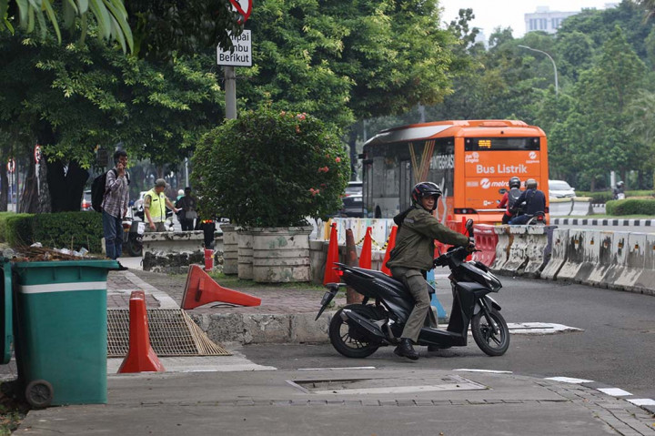 Sejumlah petugas keamanan berjaga di depan Kedutaan Besar Amerika Serikat yang dipasang pembatas beton sehingga menutupi trotoar dan bahu jalan di Jalan Merdeka Selatan, Jakarta Pusat, Selasa, 6 Juni 2023.
