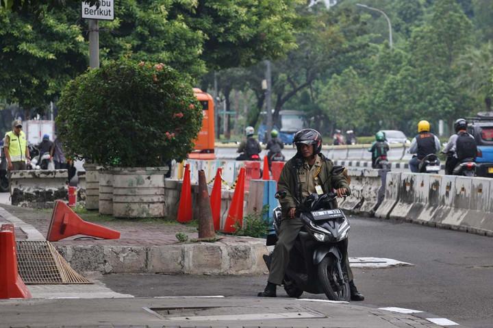 Setelah adanya aduan masyarakat terkait penutupan trotoar di depan Kedubes AS tersebut yang dianggap mengokupasi fasilitas umum dan mengganggu kenyamanan pedestrian, pihak Kedubes AS mengatakan akan segera membuka trotoar itu untuk pejalan kaki.