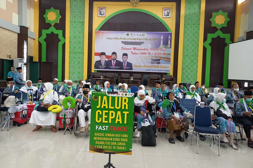 Ada layanan khusus bagi jamaah usia 70 tahun ke atas, jemaah resiko tinggi, dan jemaah yang menggunakan alat bantu seperti kursi roda dan tongkat. Tentu tanpa mengesampingkan pelayanan terhadap jemaah lainnya.
