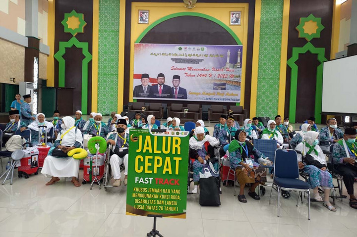 Ada layanan khusus bagi jamaah usia 70 tahun ke atas, jemaah resiko tinggi, dan jemaah yang menggunakan alat bantu seperti kursi roda dan tongkat. Tentu tanpa mengesampingkan pelayanan terhadap jemaah lainnya.