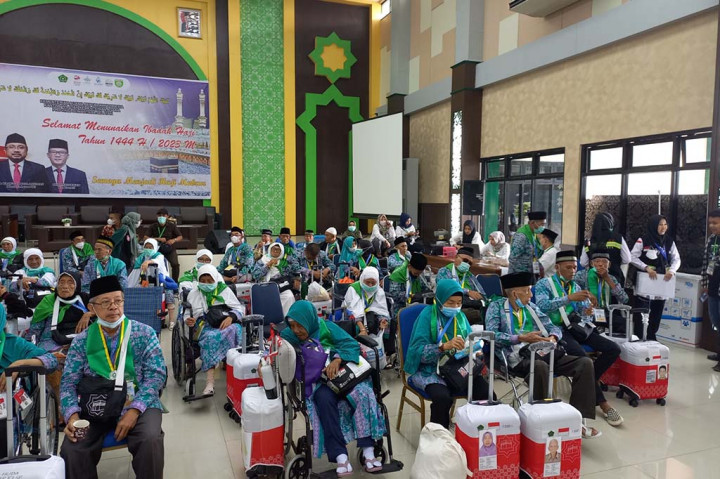Tercatat di kloter 11 terdapat jemaah pengguna kursi roda plus tongkat sebanyak 21 orang dan yang ditempatkan di jalur khusus fast track sekitar 70 jemaah. Kepala Kantor Kesehatan Pelabuhan Palembang, Emmilya Rossa megatakan, pihaknya telah menyiapkan jalur khusus untuk melayani jemaah lansia dan risiko tinggi.