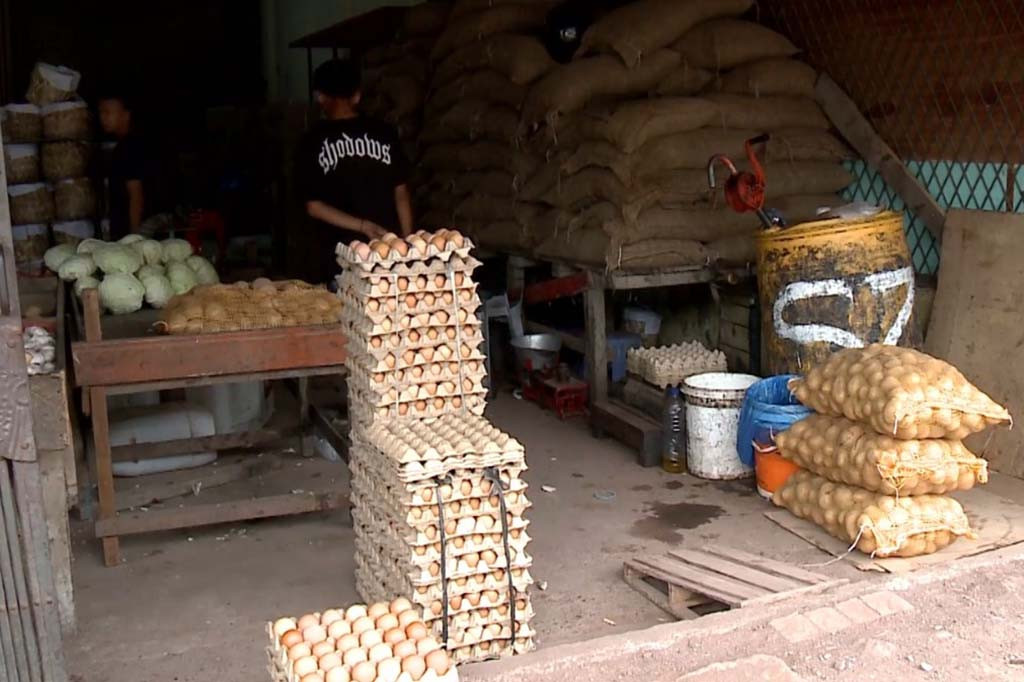 Harga Telur Ayam di pasar tradisional di Aceh masih tinggi. Satu papan Telur Ayam dijual seharga hingga 52 ribu rupiah, dan membuat jumlah permintaan telur berkurang.