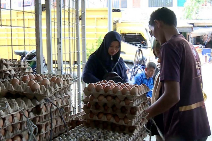 Salah satu pedagang telur ayam, Ilyasa, mengatakan meski kenaikan harga tidak begiti signifikan, namun permintaan telur ayam sedikit berkurang hingga 20 persen dari hari biasa.
