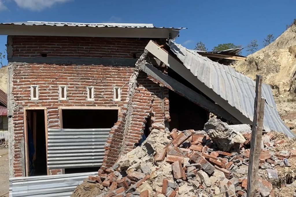 Sejumlah kepala keluarga yang memiliki rumah tepat dibalik bukit yang sebagian hilang akibat galian C tersebut pun, kini sudah diungsikan lantaran retakannya terus meluas.