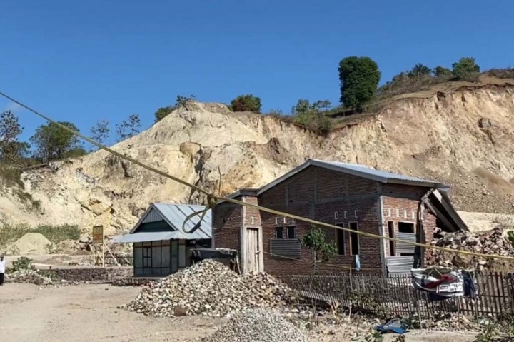 Sedikitnya empat rumah warga di Muku - Sanolo, Kabupaten Bima, Nusa Tenggara Barat, rusak parah akibat fenomena tanah bergerak hingga terjadi retakan tanah yang terus meluas.