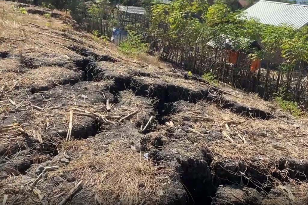 Diakui warga sekitar, pergerakan tanah ini sudah terjadi kurang lebih sebulan lamanya dan paling parah terjadi dua pekan lalu hingga rumah warga rusak parah.